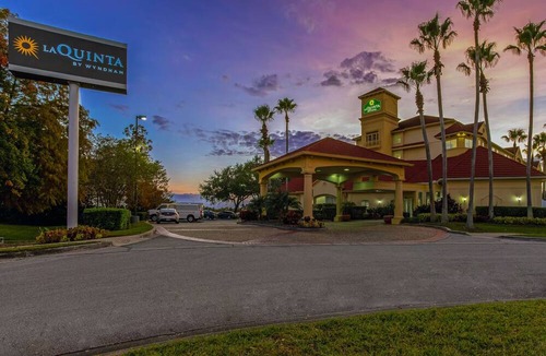Airport North Hotel | La Quinta Orlando | 1 King Bed | Free Shuttle & Breakfast | Onsite Pool | Gym
