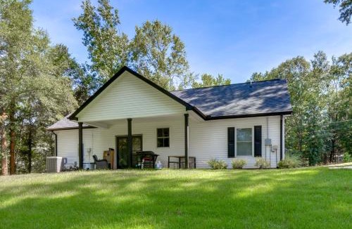 Anderson House | 1 Mi to Lake Hartwell: Updated Retreat w/Patio!