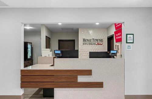 Bradenton Hotel | HomeTowne Studios by Red Roof Bradenton