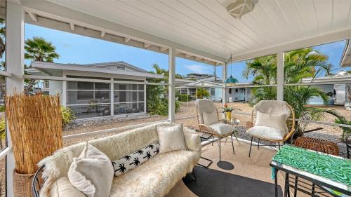 Sarasota Apartment | Charming Vintage Lido Key Villa - Steps to Beach !