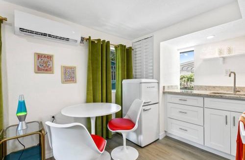 Seminole Heights Apartment | That 70’s Themed Apt Close to Coffee, Food + Shops