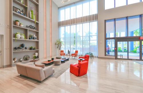 Doral Apartment | Modern Doral Condo w Free Parking