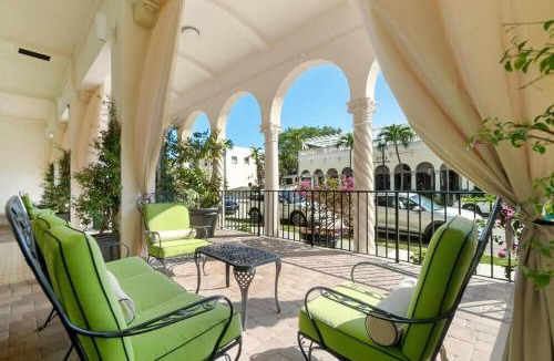 Palm Beach Apartment | Renovated studio in the heart of Palm Beach - free parking, security box
