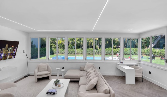 Villa Nouveau Le Blanc luxury 5BD 5BA Jacuzzi