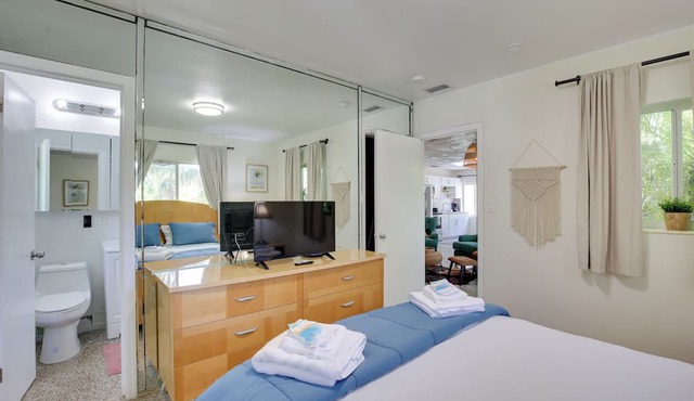 Walk to Ocean: Chic Deerfield Beach Cottage!