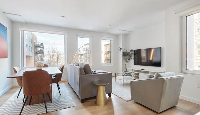 Airy 3 BR Flat w/shared deck - gym - mins to NYC