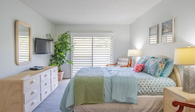 2 Bed Condo w/Pool 1 hr to Theme Parks and Beaches