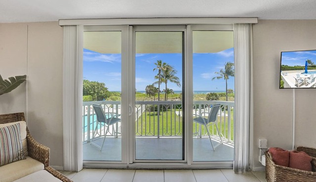 Beachfront Pool Condo: Coral Blue