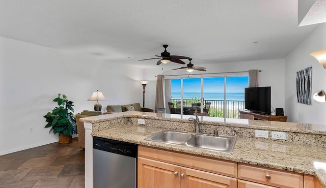 Gulf Front Condo - Close to many restaurants!