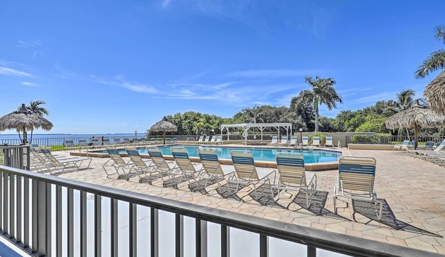 Sweet Snowbird Escape ~ 2 Mi to St Pete Beach