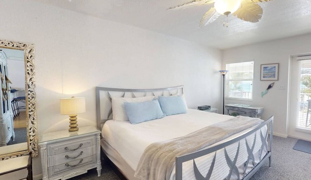 Heart of Pass-A-Grille Beach! Beach Across the Street ~ Community Heated Pool ~ Beach-facing Balcony
