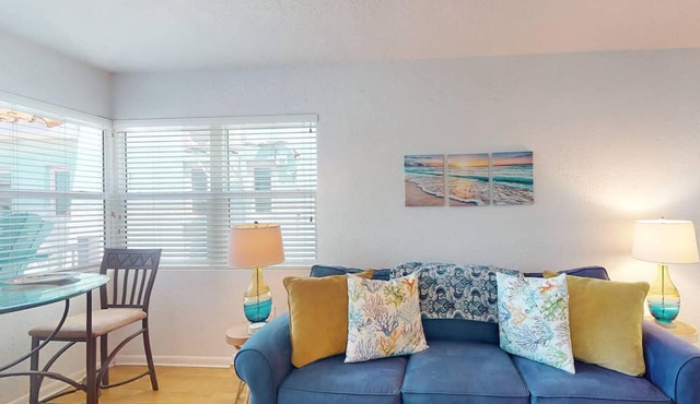 Spectacular Location on Pass-A-Grille! Near Restaurants. Pool. Beach Views. Free City Parking Pass.