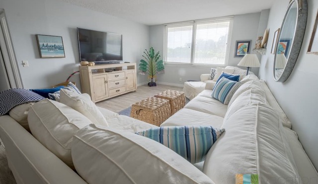 Direct Beach Access - Poolside Coastal Condo: Sea Gem