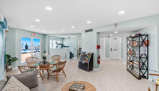 Sunny Beachside Condo w/Beautiful Balcony Ocean Views & Heated Pool ☀️
