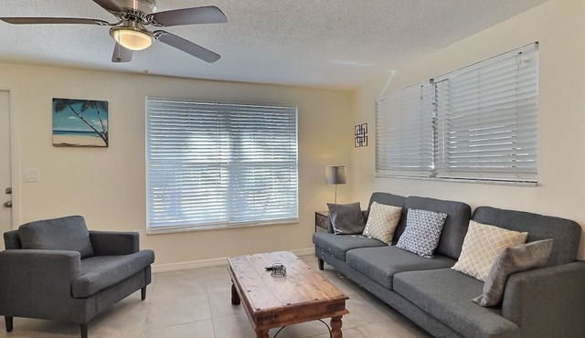 Renovated condo with easy beach access on Siesta