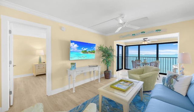 Mariner Pointe 1042: Gorgeous & Expansive Bay Front Views & Great Location!