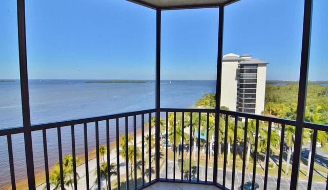 Sanibel Harbour Resort Bay View Tower 837: Unwind & recharge in the wrap-around lanai.