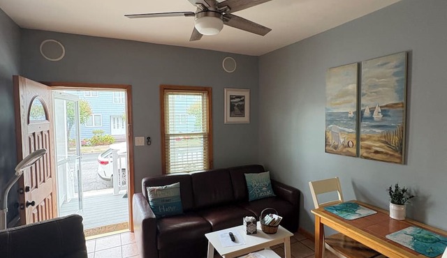 2 MINUTE WALK TO BEACH IN BEAUTIFUL OCEAN CITY-FEET TO THE BEACH