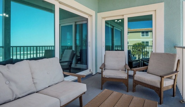 Beachfront, Tropical Paradise, Intimate Complex, EV Charger!