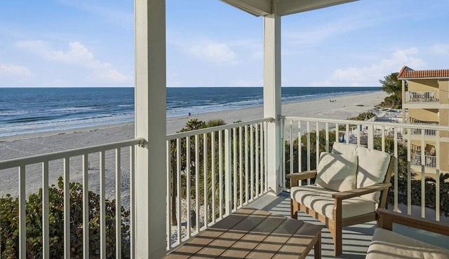 Beachfront, Tropical Paradise, Intimate Complex, EV Charger!