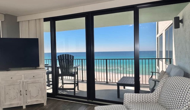 Beachfront Condo, Pool, 700 sq ft Balcony! Hot Tub,