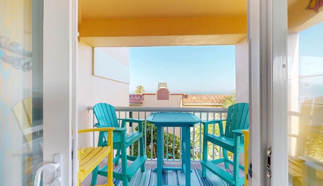 Oceanfront condo with Shared Pool Ocean View High Speed WiFi and Central AC