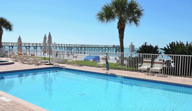 Luxurious waterfront penthouse with stunning Gulf views hot tub and two pools