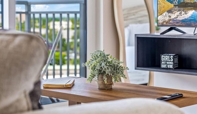 14th Floor SkySuite Studio | DT Views | Pool & Gym
