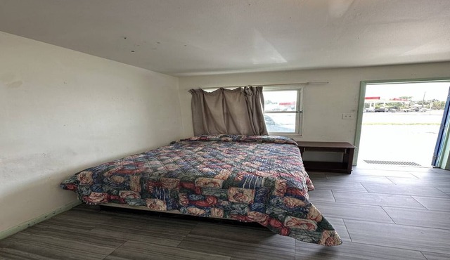 Queen Bed|Smoking|Tampa