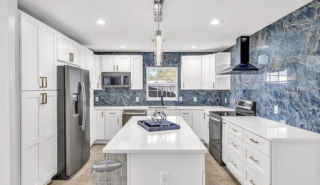 4 Bedroom near MacDill with a full sunroom, deck and yard