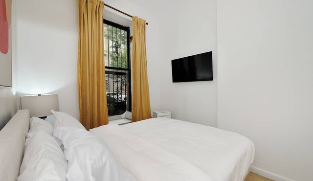 Modern New 2-BDR apartment steps to Central Park with WiFi, AC, Washer&Dryer