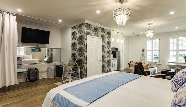 Pet-Friendly Studio: 6 Mi to Jupiter Beach Park!