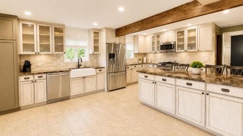 Lakefront Retreat w/Pool & Boats – Sleeps 12