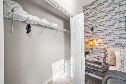 Modern 3BR2BA Pools, Gym Near Airport #5